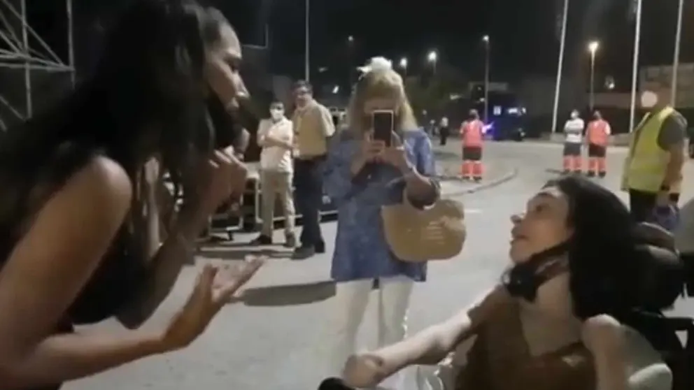 India Mart&iacute;nez canta con una jerezana con par&aacute;lisis cerebral: "El regalo me lo han hecho a mi"