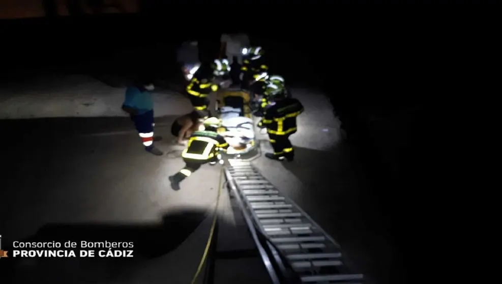 Bomberos participan en el rescate de la joven que cay&oacute; desde una altura de 4 metros en C&aacute;diz