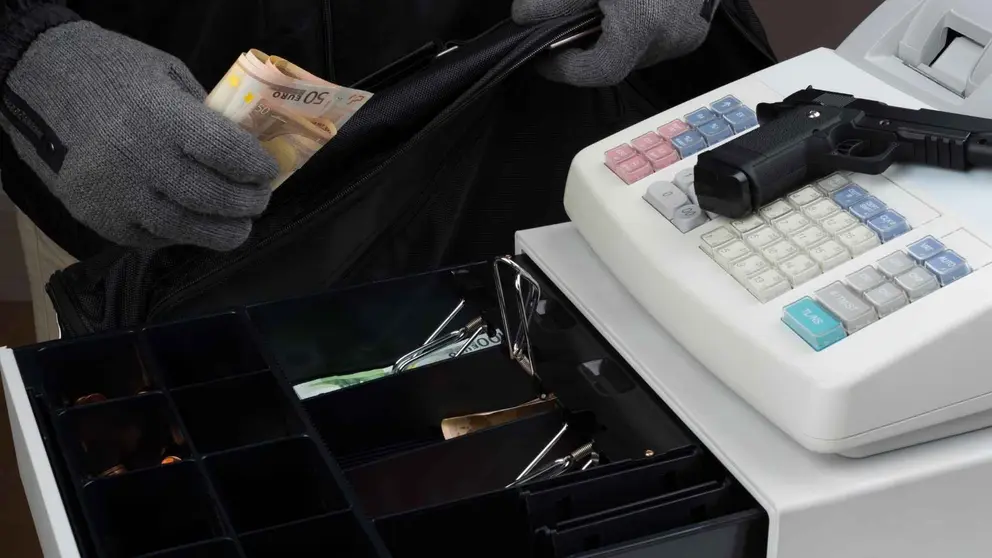 Roba en una joyer&iacute;a de Granada tras intentarlo en una casa y se lleva 500 euros