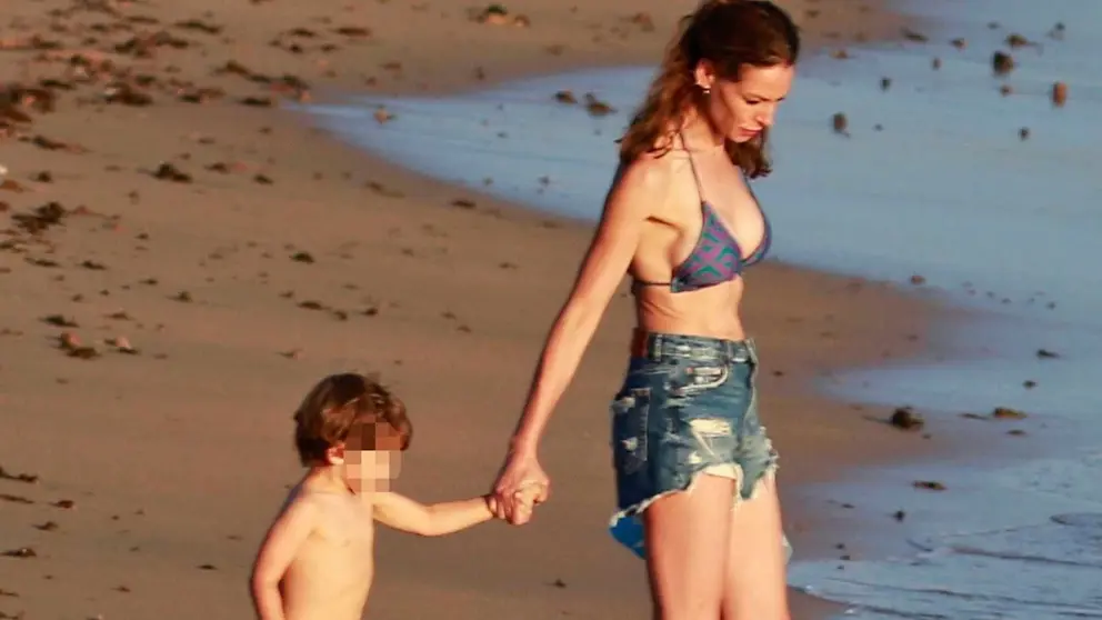 Eva Gonz&aacute;lez toda una madraza sin Cayetano Rivera a la vista este verano