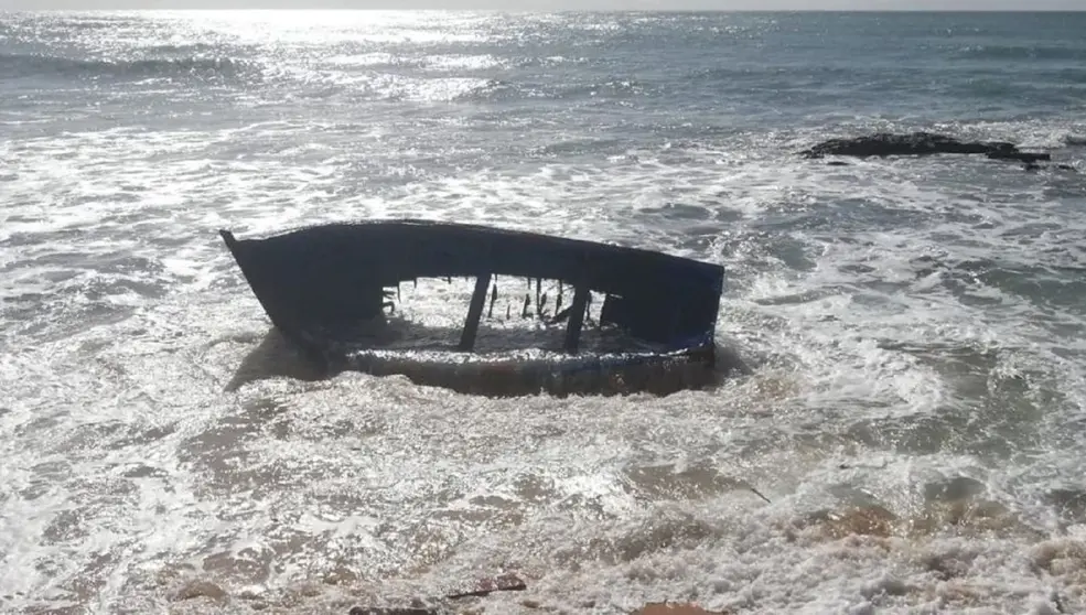 Una patera a la deriva en el Estrecho