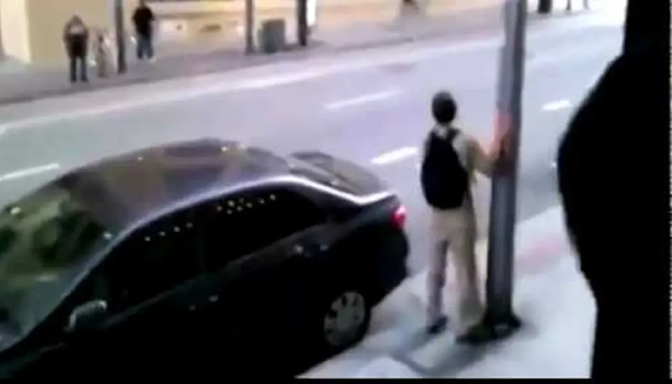 Un hombre ha chocado contra una farola y ha cumpado a un compa&ntilde;ero de trabajo