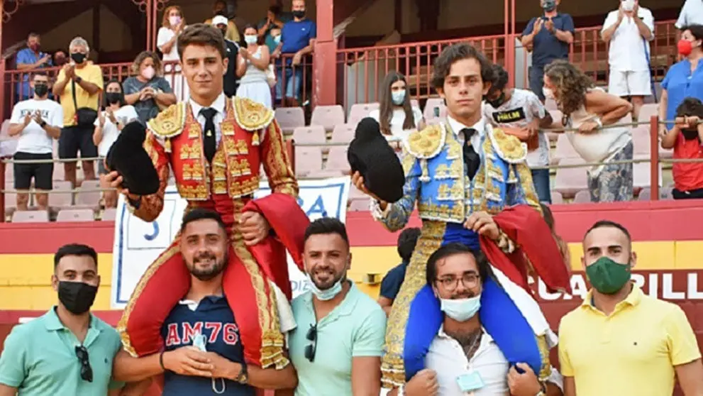 Candelas y Barroso a hombros en Roquetas de Mar | LADIS