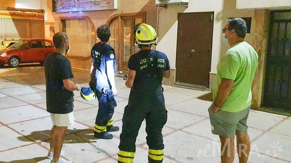 Un piso se inunda en Jerez a tal altura que cae agua por las ventanas