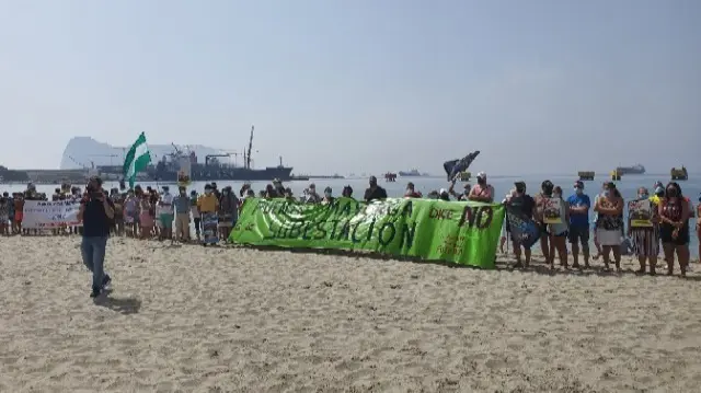 Ecologistas en acci&oacute;n se manifiesta en la playa de Puente Mayorga (C&aacute;diz)