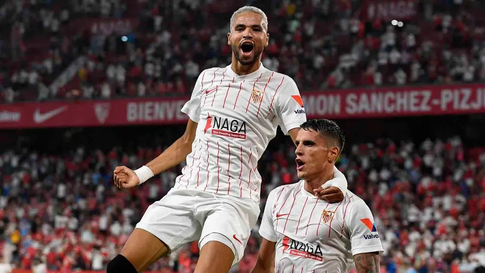Erik Lamela y En-Nesyri celebrando un gol en el Sevilla FC - Rayo Vallecano
