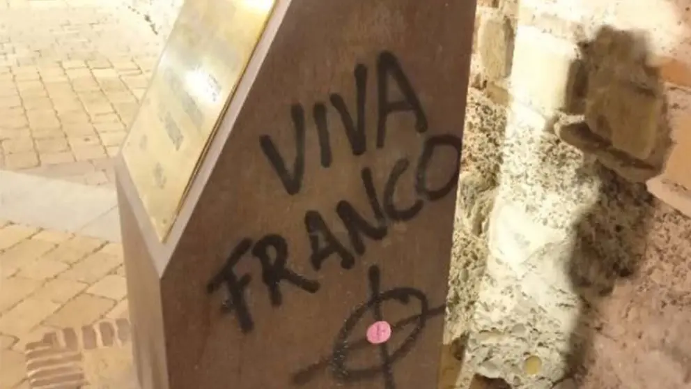 Pintadas en un monumento en memoria a las v&iacute;ctimas de la Guerra Civil en Jerez