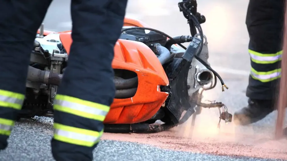 Un motorista muere en un brutal accidente al chocar contra un sem&aacute;foro en M&aacute;laga