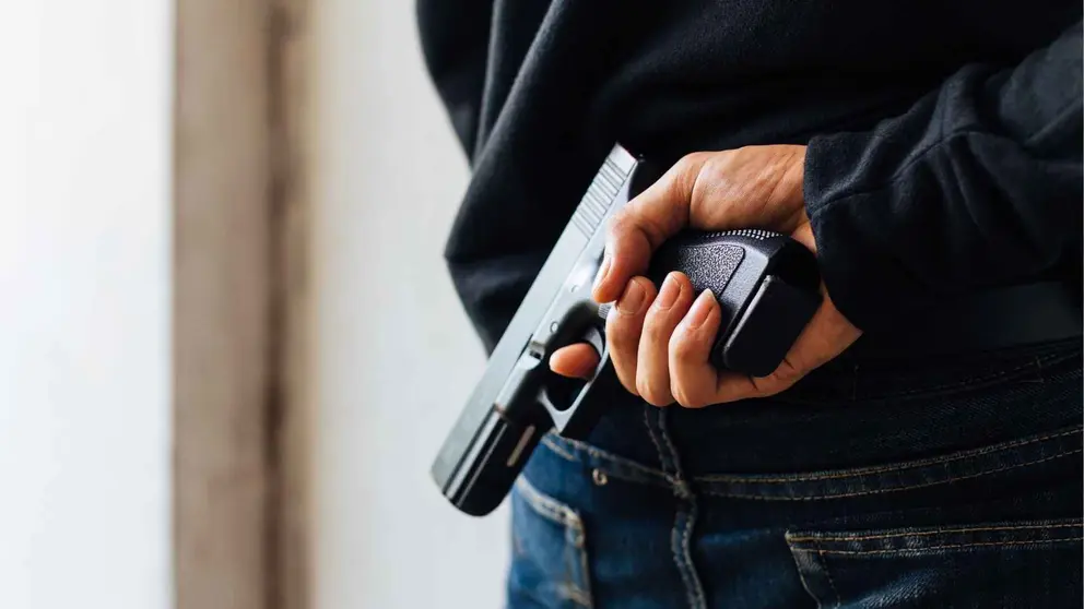 Un hombre con una pistola