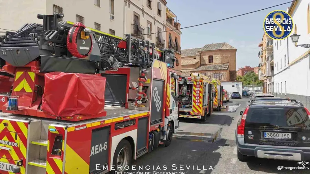 Bomberos actuando durante un incendio en Sevilla