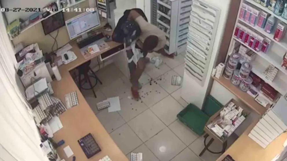 Im&aacute;genes del momento en el que el ladr&oacute;n asesta 20 pu&ntilde;aladas al farmace&uacute;tico