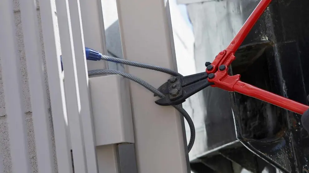 Una familia entera okupa un chalet de lujo en Mijas: "Que nos den una casa y nos vamos"