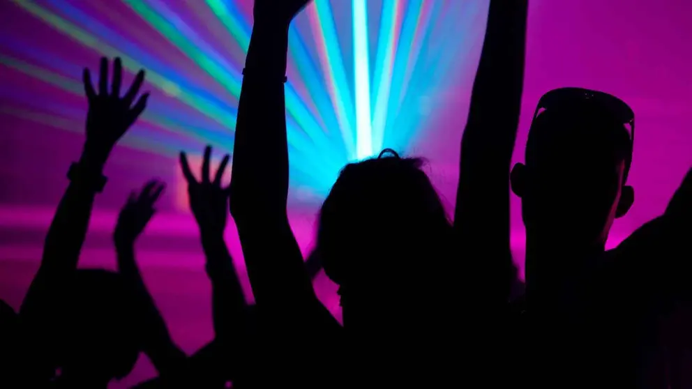 J&oacute;venes de fiesta