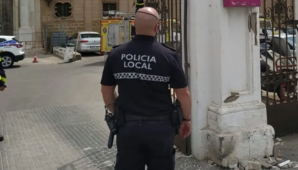 Un cami&oacute;n choca contra la entrada de Valc&aacute;rcel en C&aacute;diz