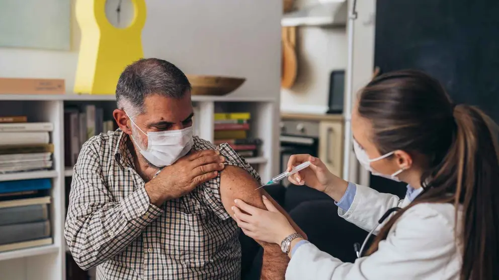 Una persona se vacuna contra el Coronavirus