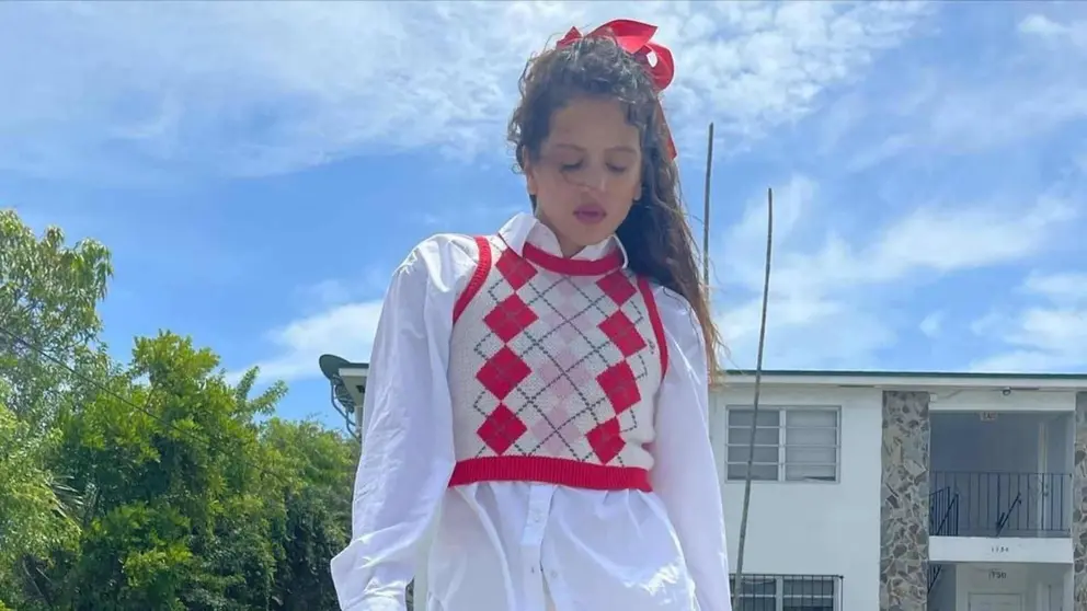 Rosal&iacute;a con el chaleco que ha copiado Shein para su nueva colecci&oacute;n