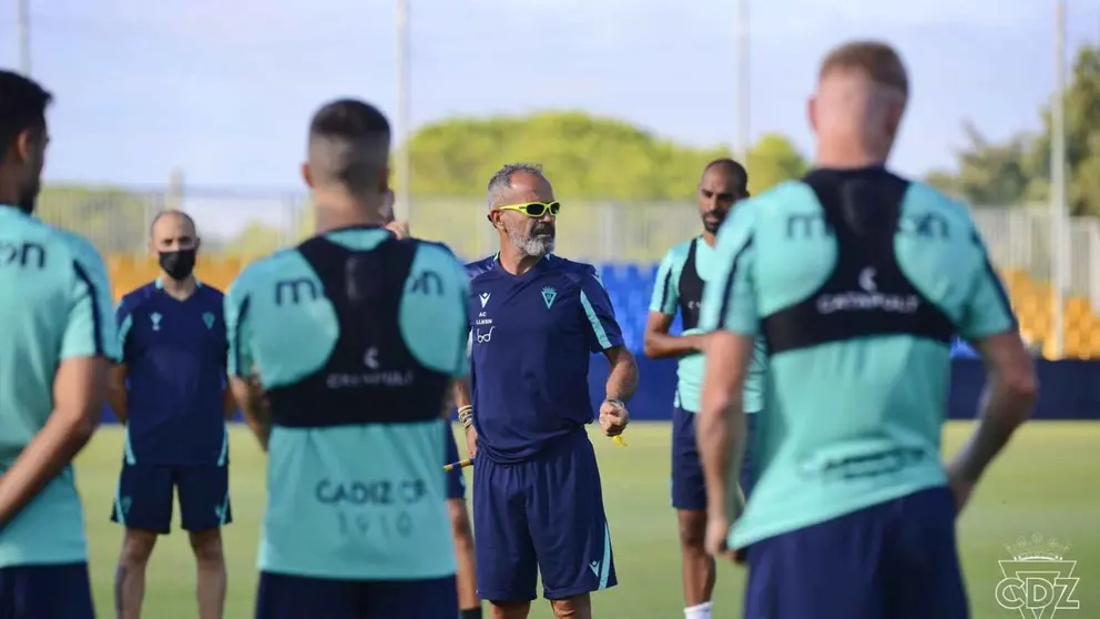 &Aacute;lvaro Cervera dirige una sesi&oacute;n de entrenamiento en la ciudad deportiva amarilla.