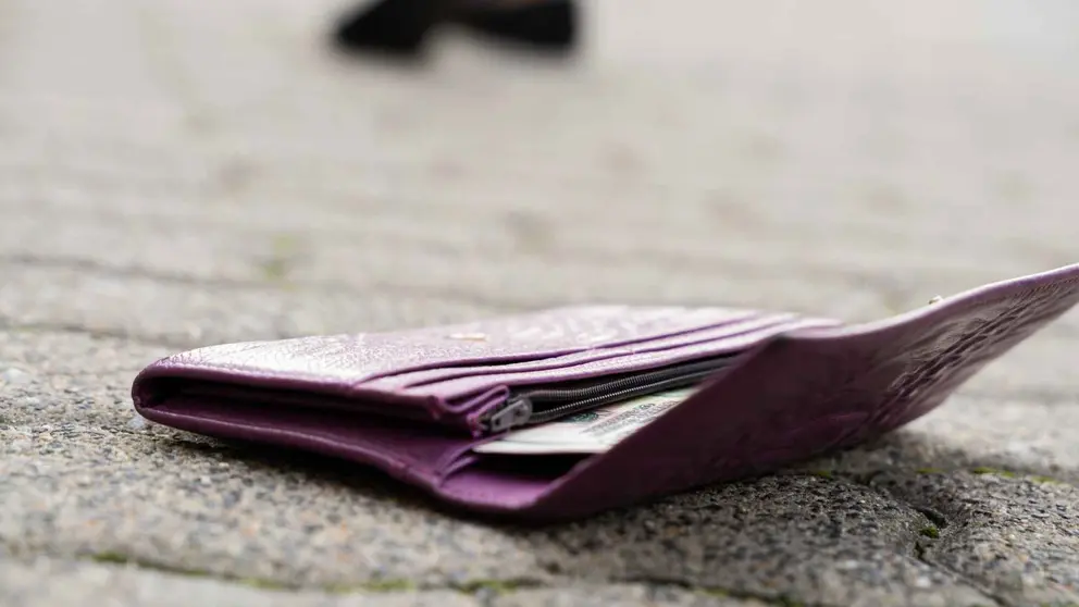 Una cartera perdida en la calle