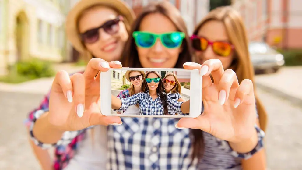 Juntar las cabezas por los selfis aumenta el riesgo de contagios de piojos