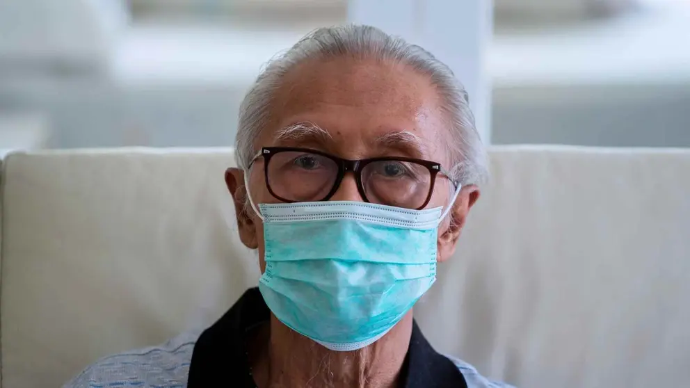 Un hombre con mascarilla