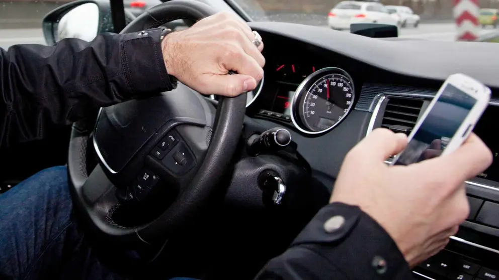 Lo ten&iacute;a todo: Pillado en Granada conduciendo con el m&oacute;vil en la mano, bebido y sin puntos en el carn&eacute;