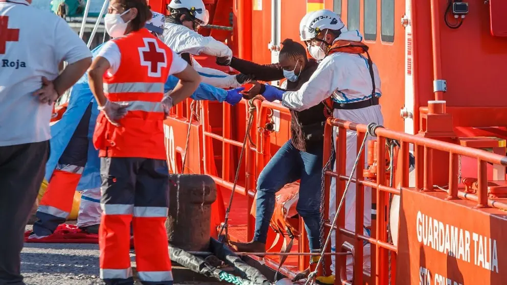 Tres personas han sido rescatadas en una patera en M&aacute;laga