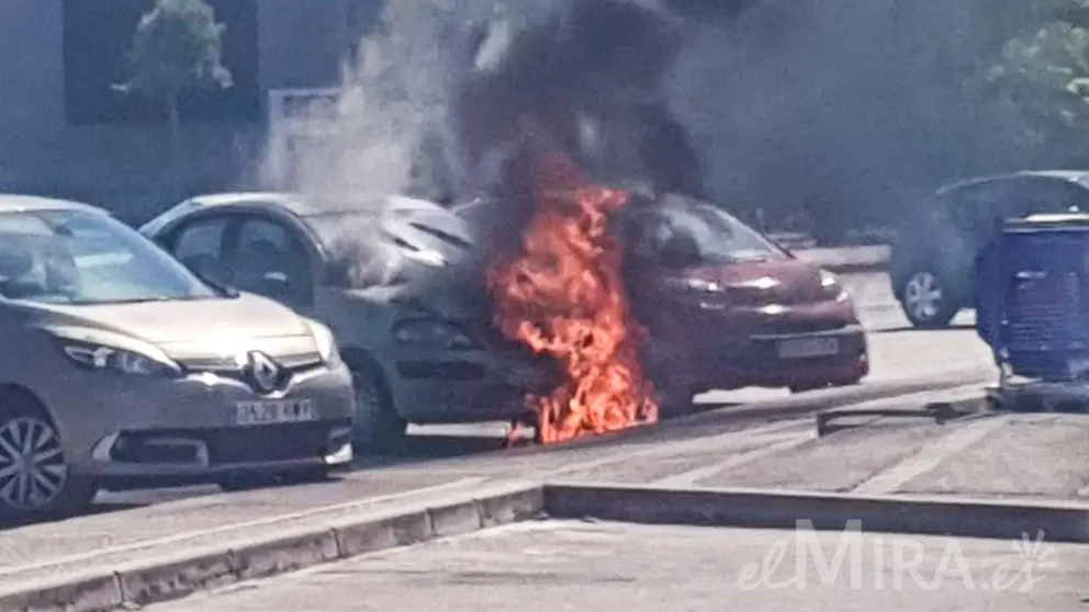 El coche de una trabajadora del Centro Comercial Carrefour Jerez Norte salta en llamas