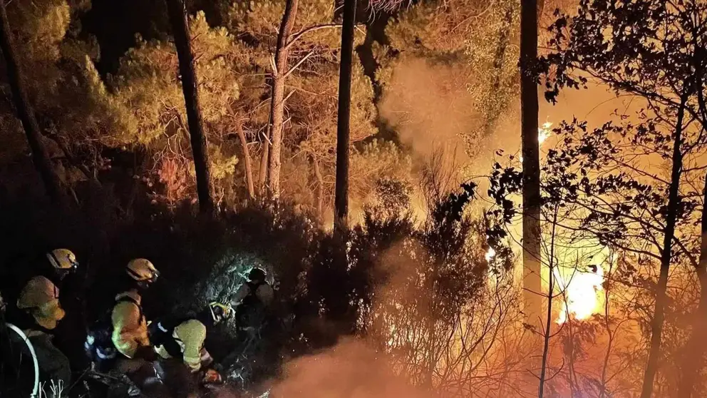 La intensas lluvias ayudar&aacute;n a la extinci&oacute;n en M&aacute;laga del tremendo incendio de Sierra Bermeja