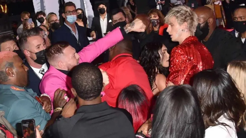 McGregor y Machine Gun Kelly, el novio de Megan Fox, se pelean en la alfombra roja de los MTV VMA'S