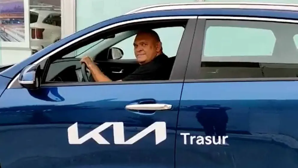 Luis Lara en el nuevo coche de la marca KIA