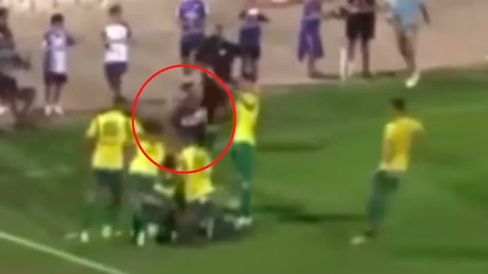 Un aficionado del Xerez CD invade el campo para agredir a un jugador de Los Barrios