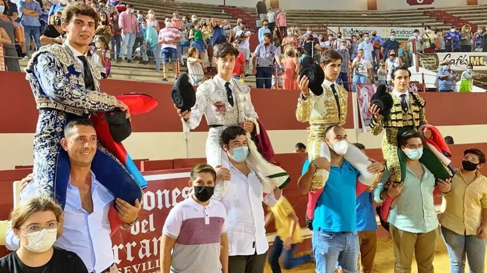 Cuatro novilleros a hombros