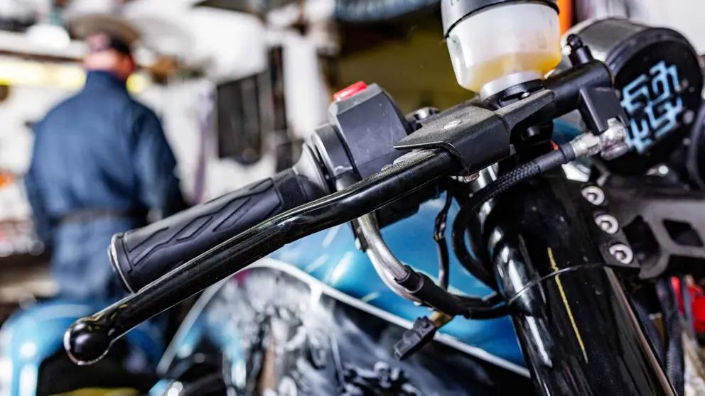 Lleva la moto al taller y descubre que se la llevan por la autopista a 222 kil&oacute;metros por hora