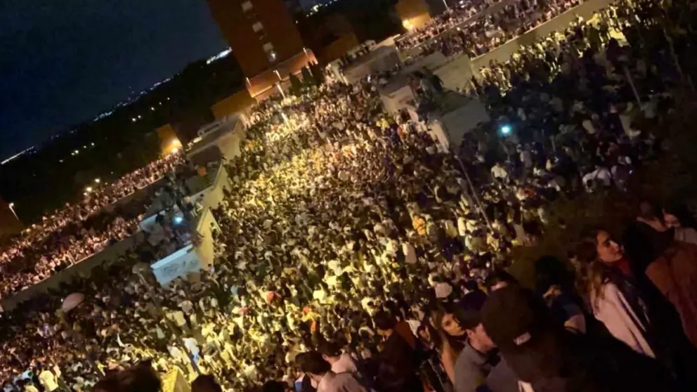 Un botell&oacute;n con miles de j&oacute;venes se desmadra en la Ciudad Universitaria de Madrid a pesar del Covid-19