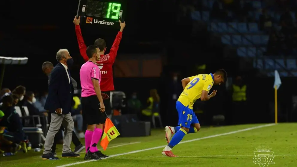 Santiago Arzamendia salta al c&eacute;sped del Estadio Abanca Bala&iacute;dos