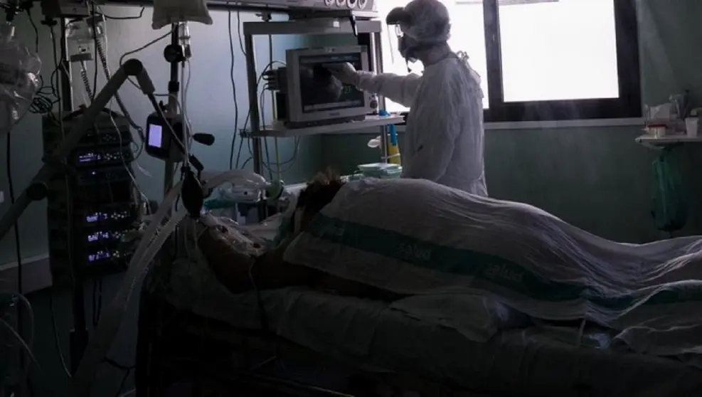 Muere una enfemera que no se vacun&oacute; por temor a quedarse est&eacute;ril