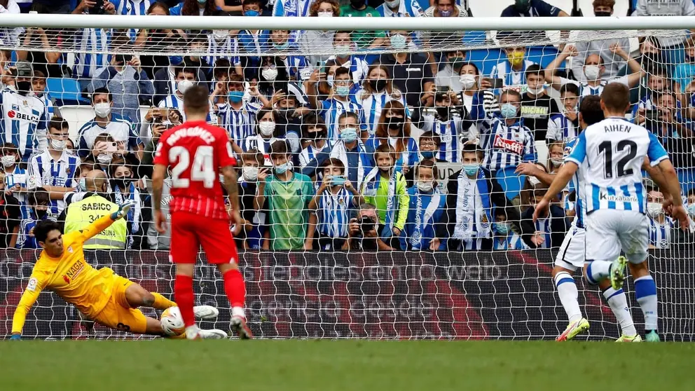 Oyarzabal falla un penalti durante el Real Sociedad - Sevilla FC