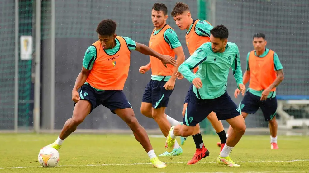 Los jugadores trabajan en la ciudad deportiva