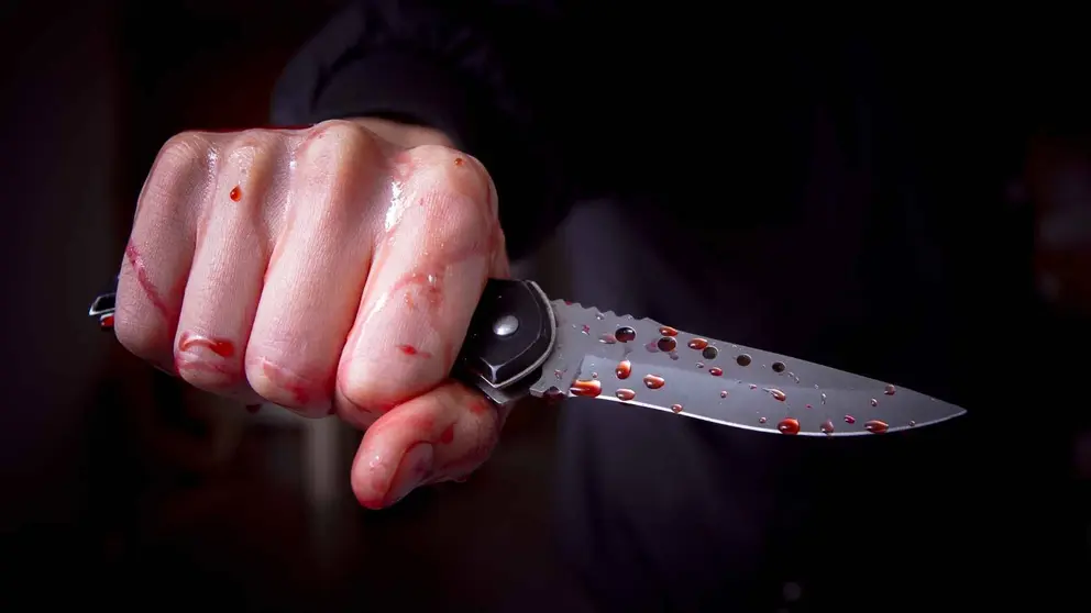 Un hombre armado con una navaja