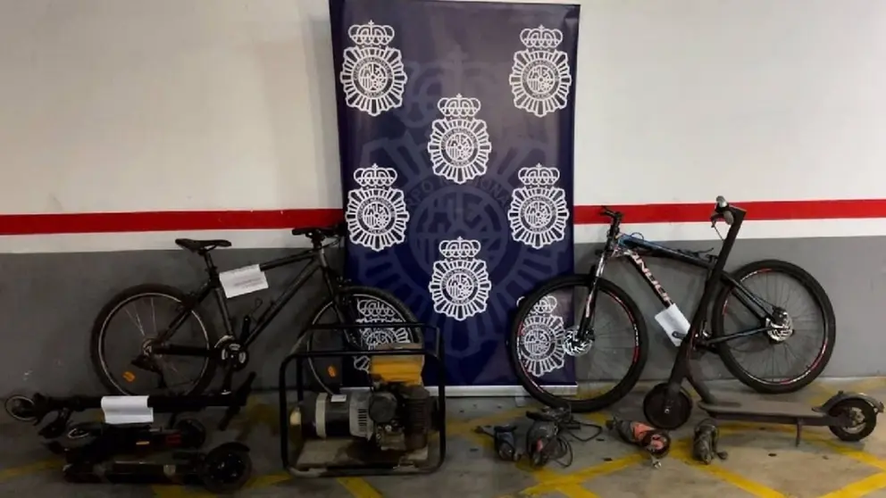 Moto oculta en un almacenaje de chatarra