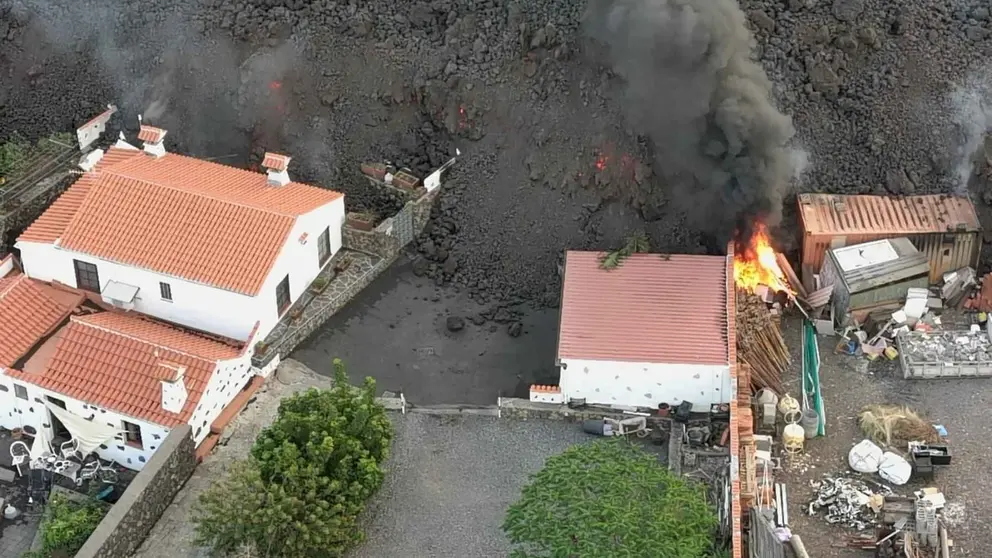 Casas destruidas por la lava del volc&aacute;n Cumbre Vieja en La Palma