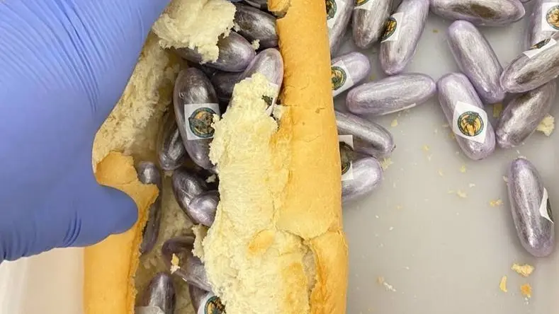 Bellotas de hach&iacute;s camufladas en el interior del pan