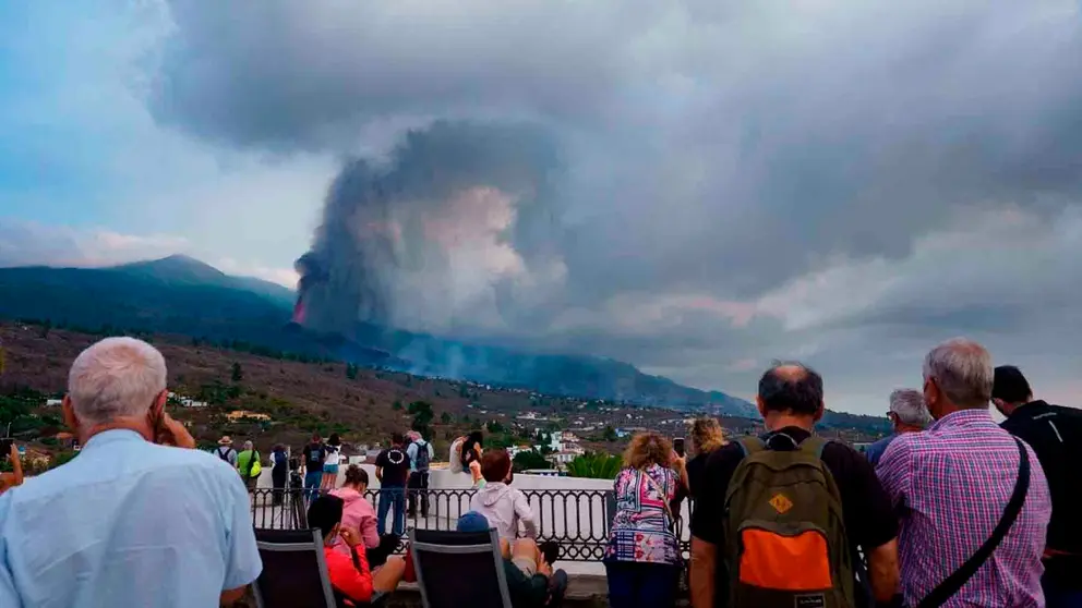 Turistas grabando la erupci&oacute;n del volc&aacute;n del Cumbre Vieja en La Palma | EFE - Ram&oacute;n de la Rocha