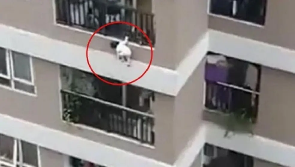 Una ni&ntilde;a ha ca&iacute;do desde un balc&oacute;n en Teruel