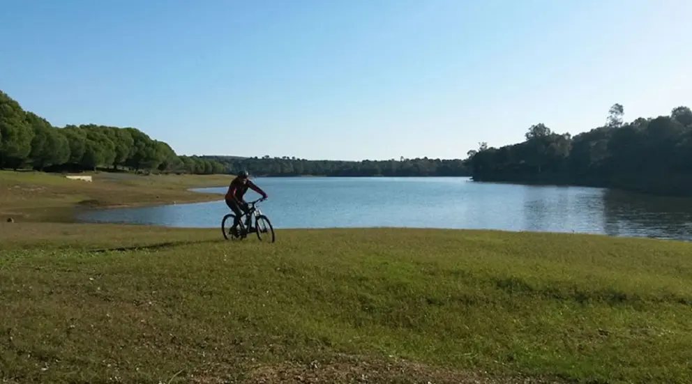 Un ciclista ha resultado accidentado tras caer al embalse de El Gergal