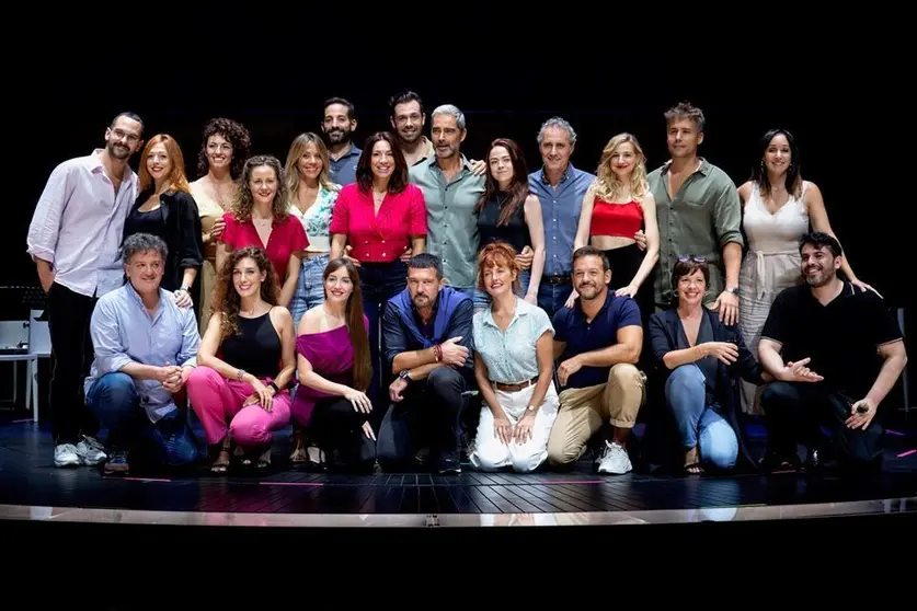 
<p>   M&Aacute;LAGA, 29 (EUROPA PRESS)</p>
<p>   'Company', cuyas primeras entradas salen este mi&eacute;rcoles a la venta, sigue calentado motores en el Teatro Soho Caixabank para su estreno este pr&oacute;ximo 17 de noviembre de 2021. El musical, "muy potente y extra&ntilde;o" por la forma en la que se desarrolla, est&aacute; dirigido y protagonizado por Antonio Banderas, quien lo est&aacute; compaginando con el rodaje de la quinta entrega de 'Indiana Jones' y el doblaje de 'El gato con botas 2'.</p>
<p>   "Est&aacute; resultando todo complicado, tras la lesi&oacute;n de Harrison Ford, todo estaba medido para que no pasaran las cosas as&iacute;", ha relatado Banderas, detallando que en una semana y media se tiene que marchar al rodaje, por lo que dejar&aacute; los ensayos pero con "el trabajo hecho". Adem&aacute;s, ha explicado que tambi&eacute;n trabaja en poner voz, desde M&aacute;laga, a 'El gato con botas 2' los s&aacute;bados por la tarde: "Me obliga vocalmente mucho, me fastidia la garganta", ha explicado.</p>
<p>   "Se ha complicado mucho, pero vamos a sacarlo", ha dicho Banderas, que ha confirmado que la idea es estar hasta el final con 'Company' --marzo de 2022-- en el Teatro del Soho de M&aacute;laga, adem&aacute;s de unirse a 'A Chorus line' en Londres --aproximadamente algo m&aacute;s de un mes-- y tambi&eacute;n en lo "prometido" en el Public Theatre, asegurando, no obstante, que no se puede comprometer a los seis meses de este musical en Broadway.</p>
<p>'COMPANY' </p>
<p>   Antonio Banderas ha presentado este mi&eacute;rcoles a la compa&ntilde;&iacute;a. As&iacute;, en el elenco de 'Company' est&aacute;n Mar&iacute;a Adamuz, Roger Berruezo, Albert Bolea, Lorena Calero, Lydia Fair&eacute;n, Dulcinea Ju&aacute;rez, Silvia Luchetti, Anna Moliner, Julia M&ouml;ller, Paco Morales, Marta Ribera, Carlos Segu&iacute;, Rub&eacute;n Yuste, Nando Gonz&aacute;lez, Pepa Lucas, Beatriz Mur, Mariola Pe&ntilde;a y &Aacute;ngel Saavedra. Banderas est&aacute; tambi&eacute;n en la direcci&oacute;n y como ayudantes de direcci&oacute;n est&aacute;n su hija Stella del Carmen Banderas, as&iacute; como Yolanda Jim&eacute;nez y Mamen M&aacute;rquez.</p>
<p>   En rueda de prensa, donde, adem&aacute;s, se ha podido ver parte del ensayo de este espect&aacute;culo, Banderas ha dicho que "estamos llenos de ilusi&oacute;n", ya que este proceso de 'Company' "empez&oacute; hace pr&aacute;cticamente un a&ntilde;o; se empez&oacute; a buscar, primero una salida a lo que ha sido una tragedia para todo el mundo, en general, a todos los niveles, pero para el mundo de las artes esc&eacute;nicas muy especialmente", en referencia a la pandemia de la COVID-19. "Nosotros estamos muy ilusionados de venir con un musical muy potente", ha asegurado.</p>
<p>   De igual modo, Banderas ha incidido en que siempre en proyecto del Teatro del Soho ha estado "el plantear cuatro, cinco, quiz&aacute; seis musicales que sean referencia del mundo musical, concretamente, el norteamericano".</p>
<p>EXCELENCIA Y MARCA PROPIA </p>
<p>   Tambi&eacute;n ha subrayado que se busca siempre "la excelencia". "Nosotros no queremos hacer mercado con esto, queremos hacer dinero, por supuesto que s&iacute;, pero para reinvertirlo para seguir haciendo espect&aacute;culos". "Nuestra b&uacute;squeda es por la excelencia", ha defendido, pregunt&aacute;ndose que si "eso garantiza el &eacute;xito" y contestando, de igual modo, que "no, pero s&iacute; es garant&iacute;a de que nos vamos a esforzar siempre por ofrecer calidad a todos los que se sienten en este teatro".</p>
<p>   "Eso es sagrado", ha continuando el actor, dejando claro que eso debe permanecer "cuando yo, alg&uacute;n d&iacute;a, no exista". En este sentido, ha recordado que otro de los objetivos del teatro en los pr&oacute;ximos a&ntilde;os es que "yo no sea necesario". "El Teatro del Soho tiene tener marca propia y la &uacute;nica forma de fabricarla es hacer las cosas de esta manera", ha sostenido.</p>
<p>   'Company', cl&aacute;sico de la comedia musical, obra de Stephen Sondheim y George Futh, ser&aacute; representado por primera vez en castellano de la mano de Antonio Banderas como director y protagonista del espect&aacute;culo.</p>
<p>   Bajo la direcci&oacute;n musical de Arturo D&iacute;az Boscovich, la orquesta del teatro formada por 30 m&uacute;sicos tocar&aacute; en directo sobre una envolvente escenograf&iacute;a ambientada en las calles de New York de los a&ntilde;os 70, realizada por Alejandro And&uacute;jar.</p>
<p>COMPA&Ntilde;&Iacute;A "INCRE&Iacute;BLE"</p>
<p>   De igual modo, Antonio Banderas ha elogiado a la "incre&iacute;ble" compa&ntilde;&iacute;a. "Tengo la sensaci&oacute;n de que si fuera conductor me han regalado como un Ferrari. Es extraordinario tener una compa&ntilde;&iacute;a como esta", ha asegurado.</p>
<p>   Al respecto, ha valorado que "nunca en la historia del teatro musical en Espa&ntilde;a se ha reunido, ni probablemente se re&uacute;na despu&eacute;s," una compa&ntilde;&iacute;a as&iacute;. Es m&aacute;s, ha asegurado que "el grupo de estrellas" que componen la compa&ntilde;&iacute;a "son gente que ha llevado sobre sus espaldas musicales en la Gran V&iacute;a de Madrid, de forma separada, pero reunir a todos en un solo musical es muy complicado, dif&iacute;cil y es uno de los orgullos enormes que tenemos".</p>
<p>   Durante su intervenci&oacute;n ha roto una lanza a favor de los artistas de musical. "Hay cosas que no entiendo, que no se produce en el mundo anglosaj&oacute;n. Las estrellas de Broadway son estrellas muy respetadas, admiradas y consideradas en todos los EEUU, tienen un poder muy especial, se las valora, tanto ah&iacute; como en Londres", ha explicado, admitiendo que le llama la atenci&oacute;n el trato que se les da en Espa&ntilde;a: "Muchas de las estrellas que est&aacute;n aqu&iacute; son cantantes incre&iacute;bles, son m&uacute;sicos, est&aacute;n preparad&iacute;simos, encima buenos actores, y la mayor&iacute;a de ellos tambi&eacute;n bailan".</p>
<p>   "Tres disciplinas dificil&iacute;simas cubren y no entiendo como nunca se ha generado una especie de 'star system' de ese mundo. Acarrean un sacrificio en todo lo que hacen que es muy dif&iacute;cil explicar para los que no est&aacute;n metidos en el mundo", ha valorado.      </p>
<p>   Por otro lado, sobre el musical ha detallado que 'Company', que reflexiona sobre el compromiso que todos adquirimos en la vida a trav&eacute;s de los recuerdos de su personaje central Bobby, es un musical "extra&ntilde;o" porque no tiene una narrativa tradicional: "Son 'sketches' que los unen las personas. Una personas, concretamente, Bobby y un grupo de amigos que durante un tiempo indeterminado de a&ntilde;os representan eventos y estos eventos representan comportamientos humanos".</p>
<p>   Al respecto, ha dicho que para este musical "se ha dado un peque&ntilde;o giro". "Nos vamos de nuevo a los a&ntilde;os 70 y vamos a recrear esos a&ntilde;os y nos vamos a encontrar con sorpresas. Ya hab&iacute;a un tipo de reflexi&oacute;n sobre el compromiso de los seres humanos que, probablemente, incluso, podr&iacute;a estar m&aacute;s avanzado que ahora". "Todos esos comportamientos se analizar&aacute;n, se reflexionar&aacute;n y se har&aacute; en un ambiente musical incre&iacute;ble".</p>
<p>   Se ha referido, de igual modo, a la parte envolvente de la escenograf&iacute;a. "Ser&aacute; un escenario muy sofisticado", ha adelantado, precisando que hay que olvidar una parte anal&oacute;gica. "Queremos que, a pesar de ser sofisticado tenga un sabor teatral, para nosotros eso es importante y tenemos que conjugar, y es uno de los retos propuestos, con la compa&ntilde;&iacute;a esa sofisticaci&oacute;n con algo simple, que podr&iacute;a ser un teatro hecho con ni&ntilde;os, donde los objetos se miman".</p>
<p>   "Se trata de jugar con esos dos elementos, esa uni&oacute;n puede ser divertida. Es lo que algunos llaman el metateatro" ya que, en algunos momentos, se cruzar&aacute; la cuarta pared.</p>
<p>   Este mi&eacute;rcoles tambi&eacute;n se ha presentado el cartel del musical, obra de Luis P&eacute;rez. Seg&uacute;n Banderas, el cuadro hiperrealista ense&ntilde;a "el estado interior del personaje, fr&iacute;o, un hombre que camina solo por una calle de NY y que existe la posibilidad de un encuentro con otra persona" donde aparecen detalles como un reloj, que simboliza el paso del tiempo y que a su vez se convierte en un personaje m&aacute;s; los edificios y luces de la ciudad neoyorquina inspirados en la escenograf&iacute;a del espect&aacute;culo, al igual que la silueta del hombre que se muestra en el cartel y que hace referencia a la soledad del protagonista de la obra. Por &uacute;ltimo, tambi&eacute;n se han dado algunas pincelada sobre la programaci&oacute;n del Teatro del Soho CaixaBank.</p>
      