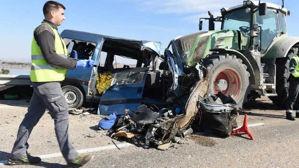 Un hombre ha muerto tras el choque entre un coche y un tractor en Posadas