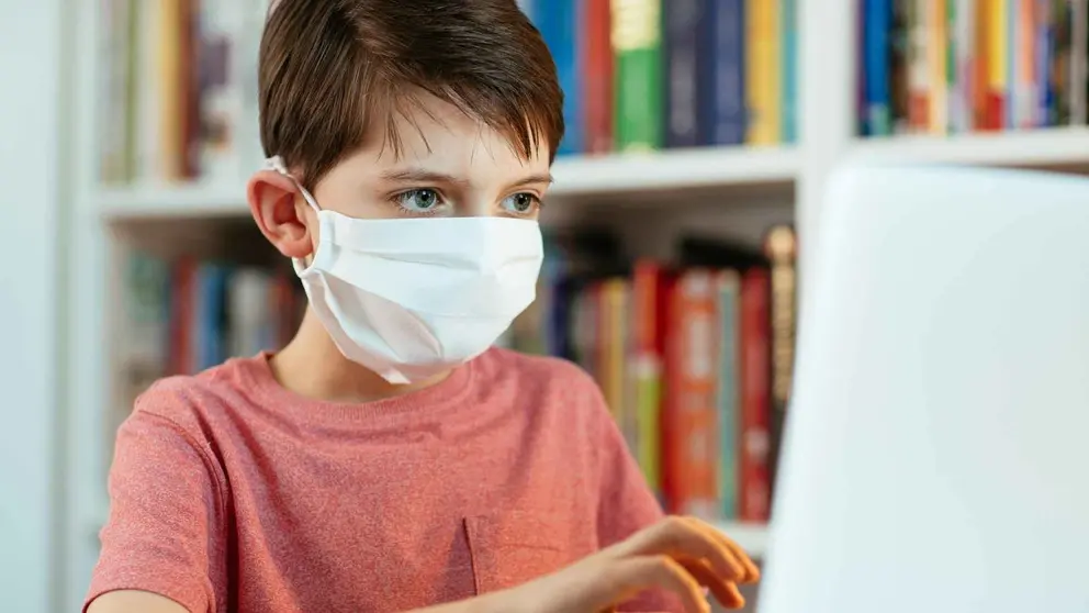 Un ni&ntilde;o con mascarilla