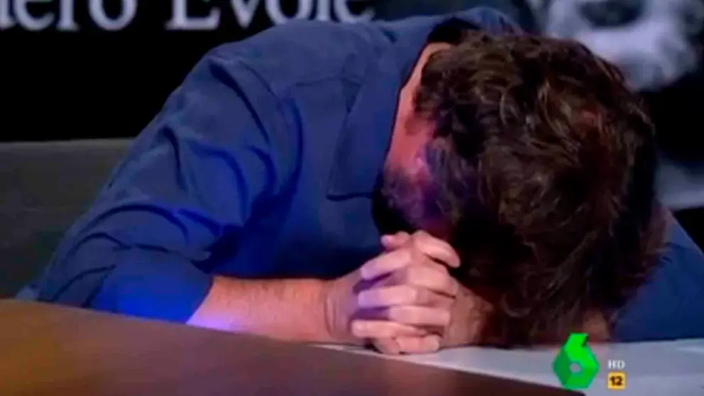 Jordi &Eacute;vole sufre un ataque de cataplexia en directo en 'El Intermedio'