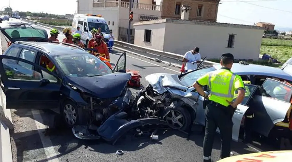 Colisi&oacute;n entre dos coches en Constantina